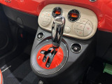 マニュアルのような運転も楽しめるデュアロジック。社外部品のシフトノブパネルもボディに合わせた色で統一感があります。
