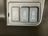 エアコン操作パネルの下に、スマートフォンなどの充電可能なUSB端子が2個ついています。移動中に充電もできるので便利です。