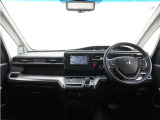 ◆インテリアパネル◆視界広々で非常に運転しやすくロングドライブでも疲れを感じさせないすっきりとまとまったインパネ周りです。