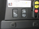 スロープを出せば車椅子を乗せることができます。電動で引っ張れますので安心です。(リモコン付き)