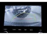 バックカメラ装備。運転席からは死角になる場所をカメラが補完しますので安全です。また、ガイド線が曲がる方向に動くタイプなので、初めての駐車場に止めるときや縦列駐車などの時に便利です。