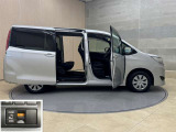狭いスペースでも、隣の車を気にせず開閉出来るスライドドア。どんな場所でもドアを十分に大きく開くことが出来るので乗り降りや荷物を載せるのに便利です。