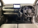 車内は光触媒抗菌消臭施工済です。インパネ周りはスタイリッシュなデザインで機能や装備も充実しています。グローブボックスやカップホルダーのほかにトレーなどたくさんの収納スペースが付いています。
