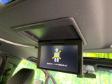 【後席モニター】家族や友人とお出かけする機会が多い方に大人気の後席モニターを装備!見やすい位置に画面がありテレビやDVDの視聴も快適!友達もお子様も、後席にしか乗らなくなるかも??