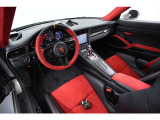 インテリアにおいてもGT2RSらしい使用となっております。赤と黒でまとめられたインテリアはポルシェが持つ高級感を保ちながら、レーシングカーのような印象を与えます。