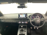 車内は光触媒抗菌消臭施工済です。インパネ周りはスタイリッシュなデザインです。グローブボックスやカップホルダーのほかにトレーなどたくさんの収納スペースが付いています。