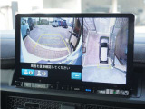 【マルチビューカメラシステム】クルマを真上から見たような俯瞰(ふかん)映像や助手席側のサイド映像など、視点を切り替えて表示。さまざまなアングルで駐車をサポートします。