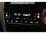 運転席と助手席の温度設定の変更が可能な左右独立タイプのデュアルエアコンです♪♪♪暑がりな人・寒がりな人も誰もが車内を快適にお過ごしいただけます♪♪♪