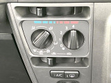 寒い冬も暑い夏も全席に快適な空調を届けてくれる、ダイヤル式エアコンを装備♪