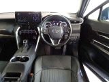 革巻きステアリングで快適な操作性の運転席です。