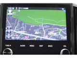 ディーラー装着パナソニック製8インチナビを装備。専用パネル搭載で一体感があり、操作性も良好です。ナビは多機能です、フルセグTVやDVDの再生、Bluetoothオーディオ機能などを搭載しています。