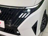 【LEDヘッドライト】悪天候や夜間走行時も良好な視界を確保し安心して運転できる高輝度LEDヘッドライトを装備!点灯速度が早く、消費電力も抑えられています。