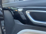 運転席は2つのシートポジションメモリー機能が装備されております。