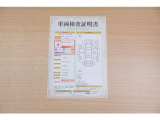 【車両検査証明書】店頭にてクルマの状態が一目で分かる検査証明書を公開中。トヨタ認定検査員が厳しく査定し、状態を点数と図解で表示しています。修復歴はもちろん、傷やヘコミの箇所や程度がご確認いただけます。