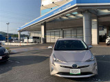 プリウスの後ろに店舗も写ってます、こんな感じの大型店舗になります。