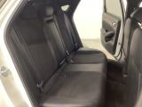 リアシートは足元も広く、長距離運転になってもゆったりとできるようにアームレストがついてます。