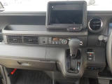 運転席から各種ボタンの操作がしやすいように設計されたデザイン。ドライブなでもスマートに操作ができます♪
