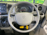 インテリアに合わせたデザインのステアリングは、運転される方のことも考え、運転しやすい形状、大きさです。是非一度、実際に触ってお確かめください。