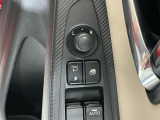 狭い駐車場で便利な電動格納ドアミラーが付いています。