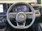 インテリアに合わせたデザインのステアリングは、運転される方のことも考え、運転しやすい形状、大きさです。是非一度、実際に触ってお確かめください。
