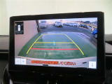 車両後方の映像を映すバックモニター。進路を確認しながら安全に車庫入れできます。