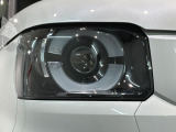 LEDヘッドライトは、点灯の瞬間から最大光量を発揮し、突然暗くなるトンネルなどでの安定感を高めます。