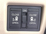 【両側パワースライドドア】スマートキーや運転席のスイッチで後席両側スライドドアの開閉が可能♪電動だから力を入れてドアを開ける必要が無く、小さなお子様でも簡単に開け閉めでき快適です♪