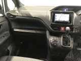 スタイリッシュなデザインのインパネ。各操作スイッチは使いやすい位置に配置されてます。