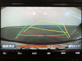 【バックガイドモニター】後方の映像をナビ画面に表示するだけでなく、ステアリング操作に連動して動くガイド線も同時に表示!予想進路の確認をしながら後退できるので便利です!