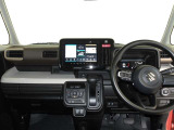 シンプルな運転席周りですね。乗っていて落ち着けるデザインです。運転視界も広々!