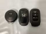 スマートキーを装備しています。鍵を差し込むことなくドアロックの開け閉めと、スタートボタン操作でのエンジンスタートができます。加えて、純正リモコンエンジンスターター用の操作キーもついています。