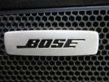 BOSEサウンドシステムを搭載。「良い音を出す」ではなく、その車種のごとに特徴を計算(車種専用設計)し、「反響音」を作り出すことによってどの座席でも自分中心で音が聴こえ、「心地よい空間」を作り出します。
