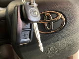 【キーレス】少し離れた場所からでもボタン一つでドアの開錠・施錠ができるのでとっても便利!ドアの鍵穴周りに傷をつけることもありません♪