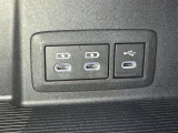 充電用USB端子付き。スマートフォンなどの充電に便利です。