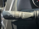 【オートワイパー(AUTO)】雨が降り出した時に、雨滴検出用センサー(レインセンサー)が雨滴を感知すると、自動でワイパーが動作します。