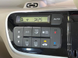 【オートエアコン】一度お好みの温度に設定すれば、車内の温度を検知し風量や温度を自動で調整。暑い&hellip;寒い&hellip;と何度もスイッチ操作をする必要はありません。快適な車内空間には必須の機能ですね♪
