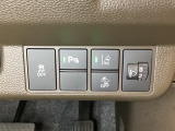 ハンドルの右側にはヘットライトリベライザーとHondaセンシング用のメインスイッチがついています。ヘッドライトリベライザーは道路状況や積荷の加重に応じてライトの高さを調節できます。