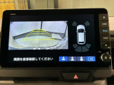 リバースギアに入れるだけで後方の表示へ切り替わります。夜間や雨の日の駐車も楽になりますよ。