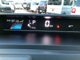 運転中も見やすいデジタルメーター。