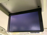 【フリップダウンモニター】大画面モニターで後席でもエンタメをお楽しみいただけます。小さなお子様にも大人気の装備です♪