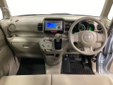 車内は光触媒抗菌消臭施工済です。インパネ周りはスタイリッシュなデザインです。グローブボックスやカップホルダーのほかにトレーなどたくさんの収納スペースが付いています。