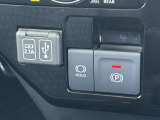 ★電動パーキングブレーキ★スイッチで作動・解除。「P」シフトで自動作動、「P」シフト以外にシフトで解除されるオート機能!★USB充電端子★スマートフォンやタブレットの充電ができるように!