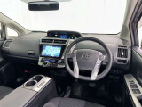 運転席まわりです。 各操作スイッチは使いやすい位置に配置されてます。