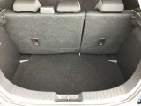 トランクルーム!後ろのシートは片方ずつ倒せます。乗る人や積む荷物に応じてアレンジが可能ですので多彩に使えてとても便利です。