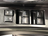 パワーウィンドのスイッチです。運転席に座りながら、助手席や後席の窓を開け閉めできるので大変便利ですよ。