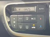 【オートエアコン】一度お好みの温度に設定すれば、車内の温度を検知し風量や温度を自動で調整。暑い&hellip;寒い&hellip;と何度もスイッチ操作をする必要はありません。快適な車内空間には必須の機能ですね♪