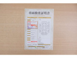 【車両検査証明書】店頭にて、クルマの状態が一目で分かる査証明書を公開中。トヨタ認定検査員が厳しく検査し、状態を点数と図解で表示しています。修復歴はもちろん、傷やヘコミの箇所や程度がご確認いただけます。
