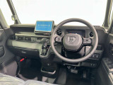 運転席まわりです。 各操作スイッチは使いやすい位置に配置されてます。