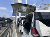 2分割で開く「デュアルバックドア」。 狭い場所でも荷物の出し入れができて便利です。