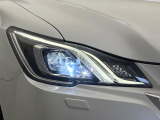 【LEDヘッドライト】悪天候や夜間走行時も良好な視界を確保し安心して運転できる高輝度LEDヘッドライトを装備!点灯速度が早く、消費電力も抑えられています。